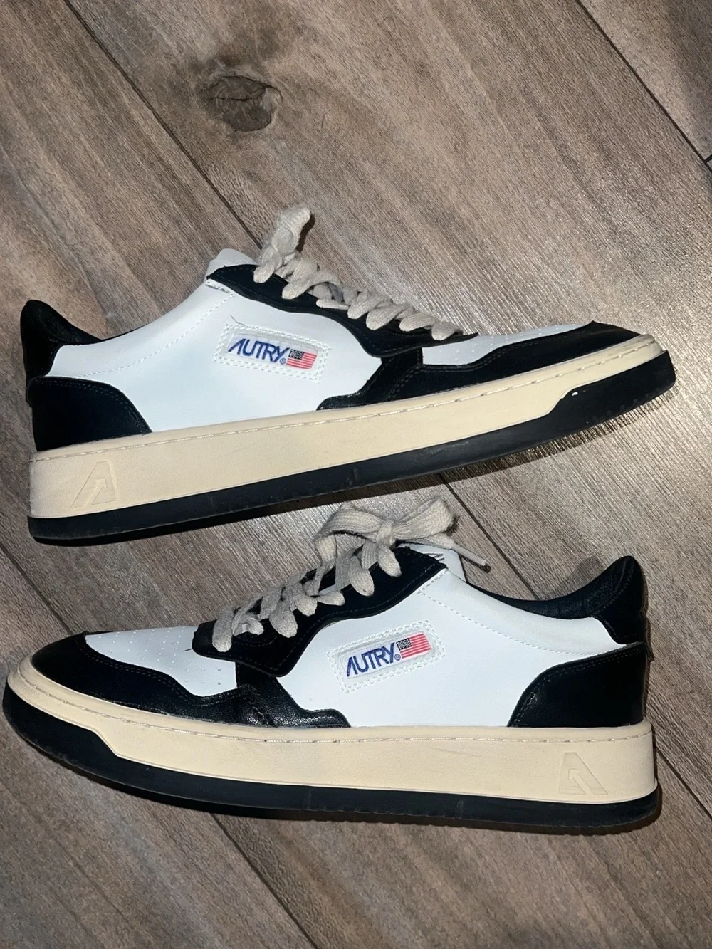 Autry Mens White & Black Low-Top Leather Sneakers